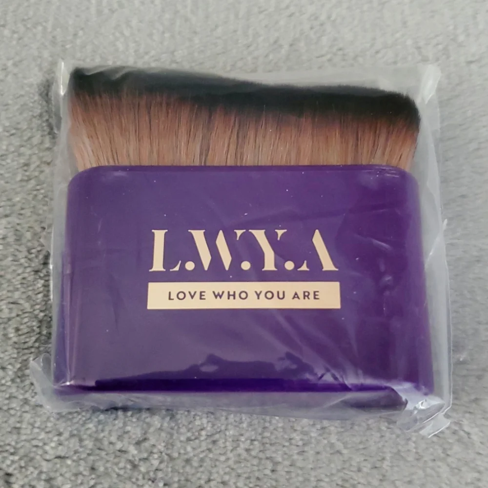🆕️ L.W.Y.A Gone in a Swipe Pro Foundation Brush